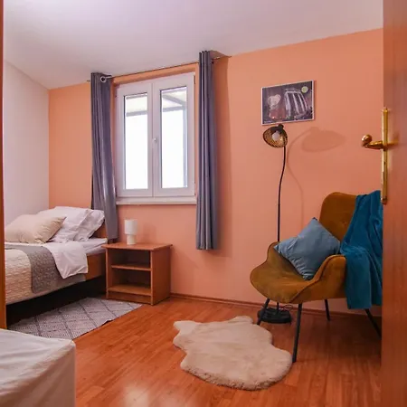 Jacqueline Apartment *